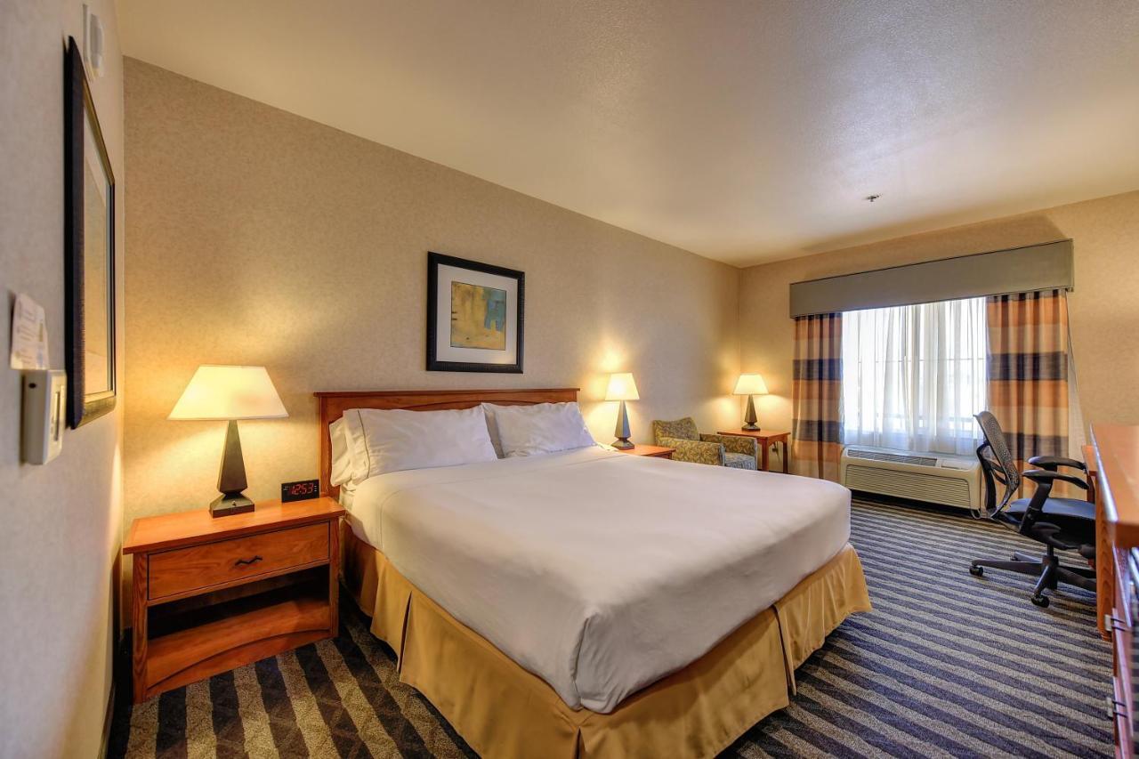 Holiday Inn Express Hotel & Suites Manteca By Ihg Exterior photo