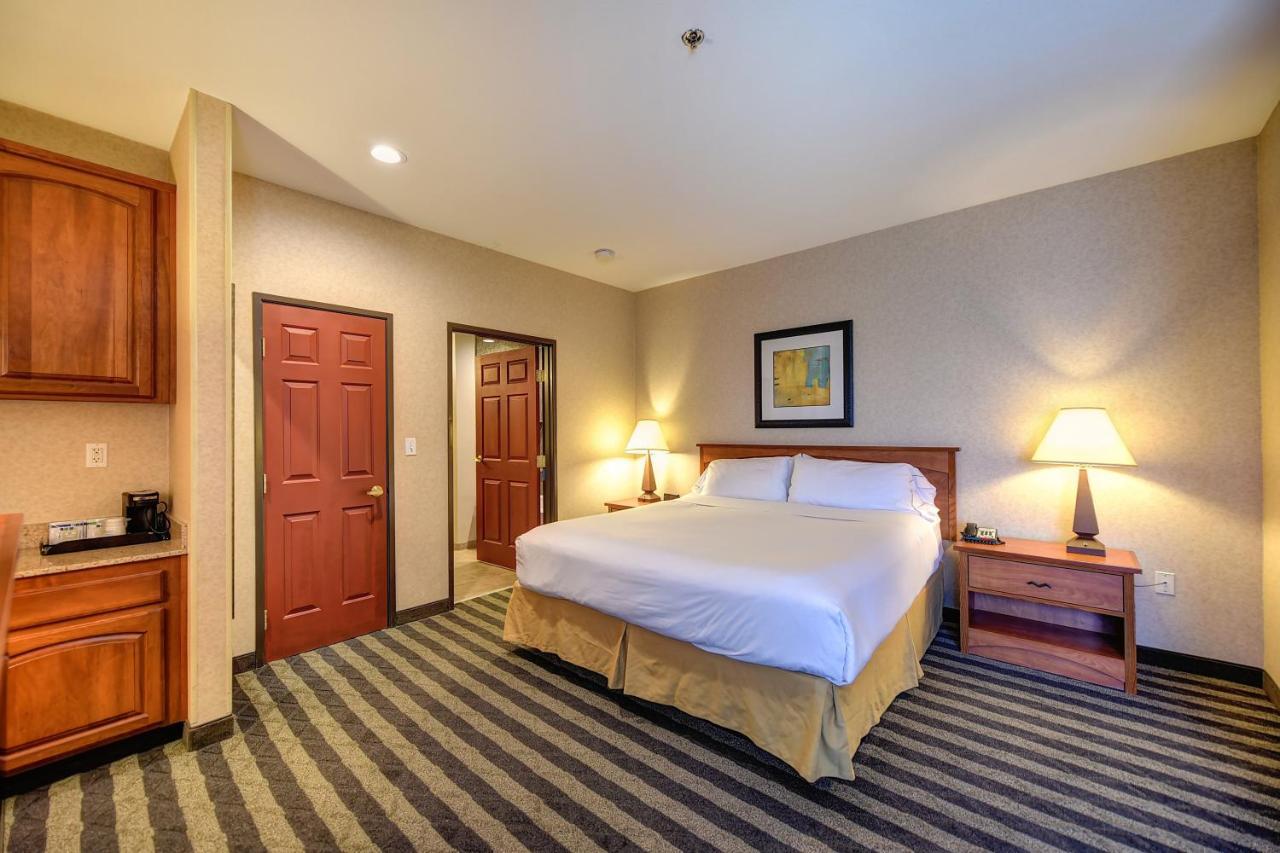 Holiday Inn Express Hotel & Suites Manteca By Ihg Exterior photo