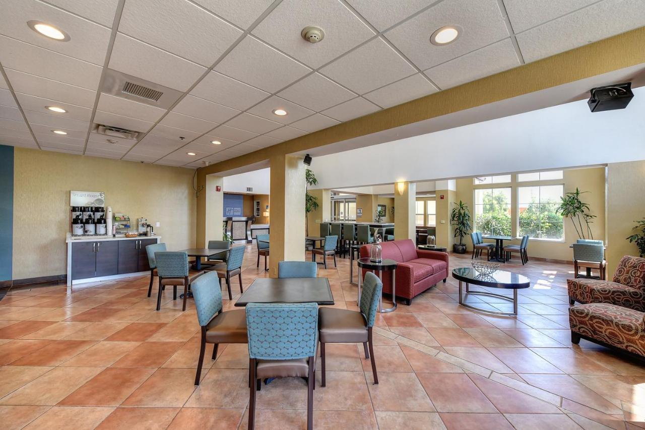 Holiday Inn Express Hotel & Suites Manteca By Ihg Exterior photo