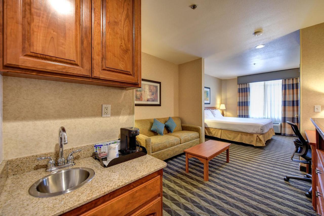 Holiday Inn Express Hotel & Suites Manteca By Ihg Room photo